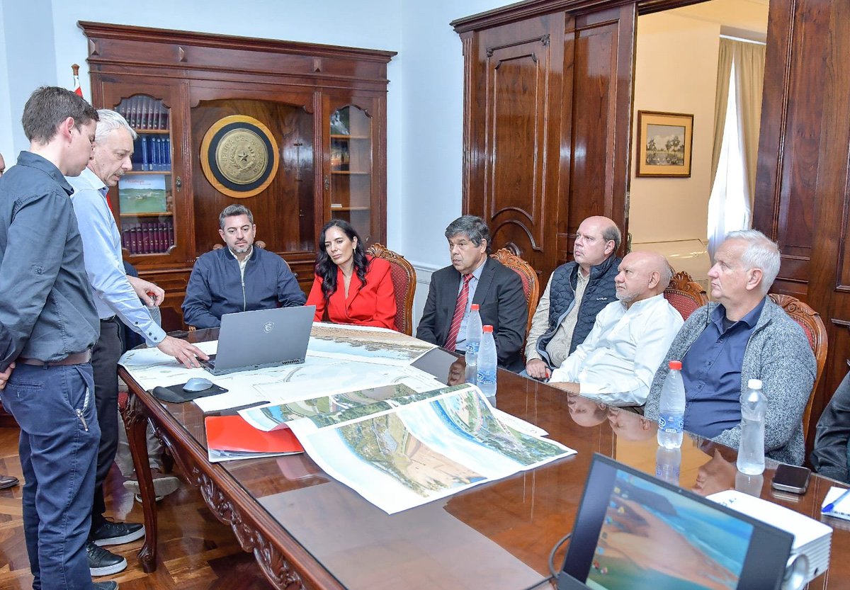 ViceParaguay's tweet photo. El vicepresidente @AllianaPedro, la ministra, @clacent, y el gobernador @VictorHForneron mantuvieron una reunión de trabajo para avanzar en el anteproyecto de la Fase C de la Costanera de Pilar, que contempla mejoras en la circulación vial,  accesos y  nuevos espacios públicos. https://t.co/je1JpyHqt3