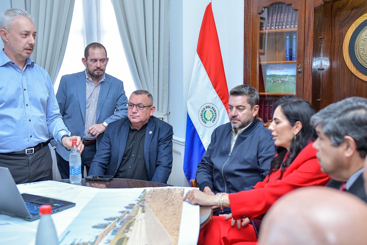 ViceParaguay's tweet photo. El vicepresidente @AllianaPedro, la ministra, @clacent, y el gobernador @VictorHForneron mantuvieron una reunión de trabajo para avanzar en el anteproyecto de la Fase C de la Costanera de Pilar, que contempla mejoras en la circulación vial,  accesos y  nuevos espacios públicos. https://t.co/je1JpyHqt3