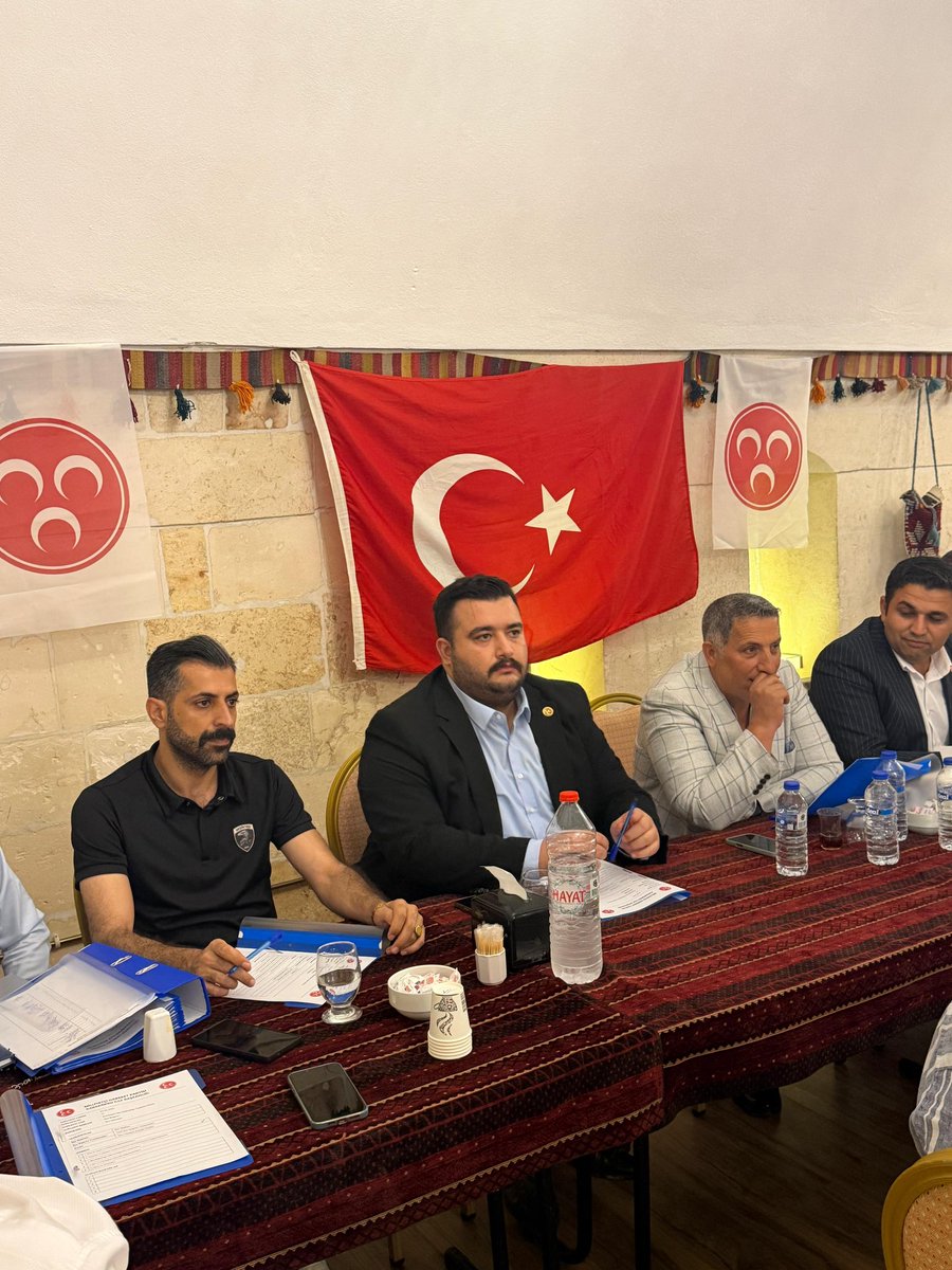 avmurattopal's tweet photo. İlçe Yönetim Kurulu üyelerimizle birlikte Eylül Ayı Olağan Yönetim Kurulu Toplantımızı gerçekleştirdik.

Toplantımızda; önümüzdeki dönemde yapılacak saha çalışmaları, faaliyet raporları, teşkilat çalışmalarımız ve gündeme ilişkin konuları değerlendirdik. Ayrıca gerçekleştirdiğimiz kongre sürecini de istişare ederek, Karaköprü’müz için daha güçlü ve kararlı çalışma irademizi bir kez daha ortaya koyduk.

Aynı sevdaya gönül veren dava arkadaşlarımızla; memleketimiz, aziz milletimiz ve güzel ilçemiz Karaköprü için gece gündüz demeden çalışmaya devam edeceğiz.

Alınan kararların teşkilatımıza, Şanlıurfa’mıza ve Karaköprü’müze hayırlı olmasını temenni ediyorum.

Birliğimiz kaim, dirliğimiz daim, davamız kutlu olsun! 🇹🇷 

@MHP_Bilgi 
@Sanliurfa_MHP 
@MHP__Karakopru 
@dbdevletbahceli 
@eczosmanmutlu