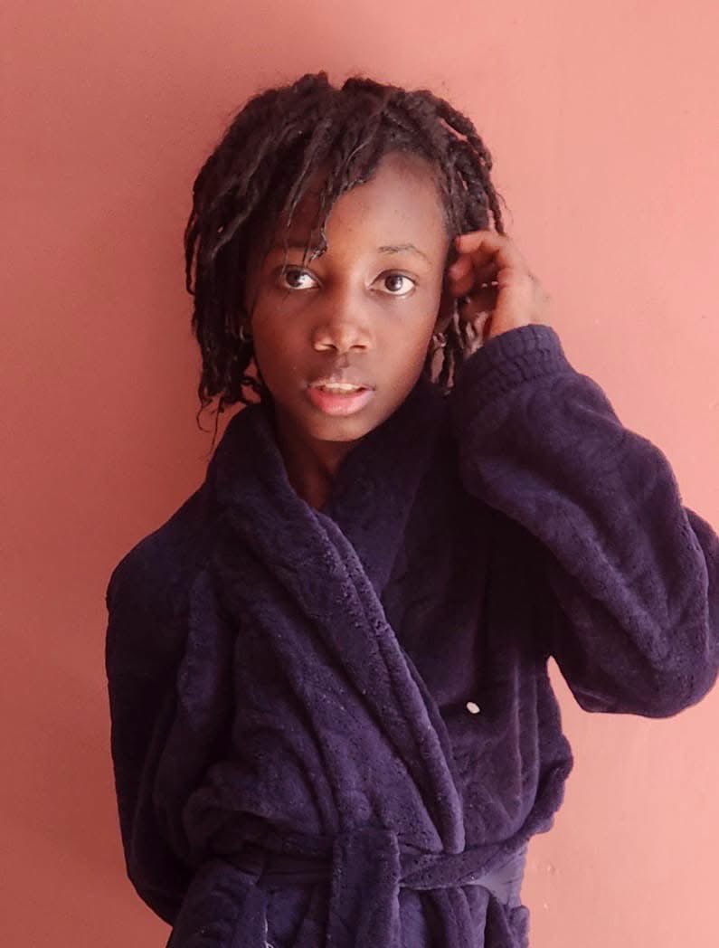 PalatyrDiouf1's tweet photo. Bonjour, j’espère que vous allez bien.

En fait, une petite fille âgée d’environ 8 à 9 ans est chez nous depuis dimanche. Nous sommes déjà allés à la police pour signaler la situation, mais jusqu’à présent, la petite est toujours chez nous.

Je ne sais pas si sa famille est à sa recherche. Elle nous a dit qu’elle s’appelle **Khady Sow** et qu’elle habite à **Mbour, dans le quartier Espagne**.

Si quelqu’un la reconnaît ou connaît sa famille, merci de nous contacter afin qu’elle puisse retrouver ses proches.

776959190