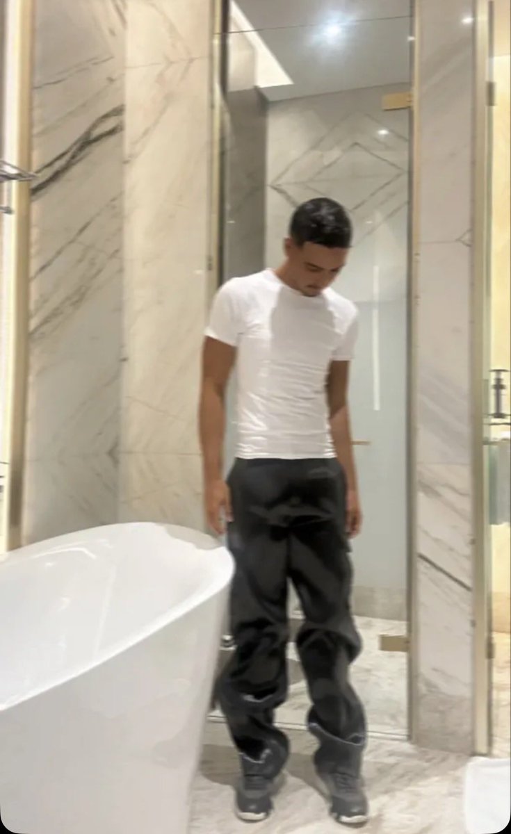 ytlrx's tweet photo. when my Qatar trade dumped me when i was in Qatar. i had to put that shit on and steal another ladies husband! https://t.co/jWNWAVg3Cq