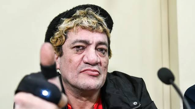 DatoBreve's tweet photo. 🚨 Pity Álvarez se descompensó en pleno juicio y terminó en el hospital.

El músico comenzó a sentirse mal durante la quinta audiencia, fue retirado en silla de ruedas y trasladado en ambulancia al Hospital Fernández. La jornada debió ser suspendida. https://t.co/0ZBeM4PeU0