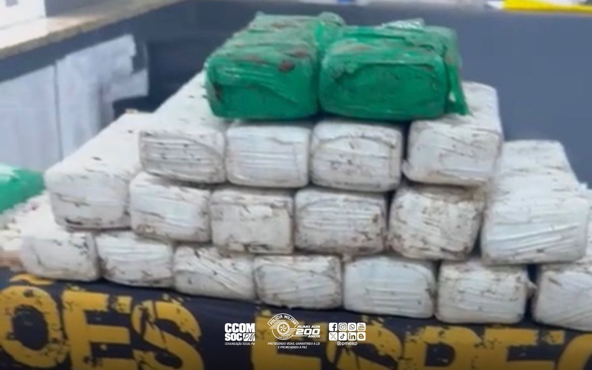 PMESP's tweet photo. Policiais do 2º Batalhão de Ações Especiais de Polícia (BAEP) apreenderam 20,696 kg de drogas escondidos em uma área de mata em Cubatão, na Baixada Santista, na segunda-feira (31).

Após uma denúncia sobre o armazenamento de entorpecentes, equipes de Ações Ribeirinhas, com apoio do Canil, realizaram patrulhamento pelo rio Santana. Próximo à Ilha Caraguatá, os policiais identificaram vestígios às margens de um atracadouro e iniciaram buscas pela vegetação.

Durante a ação, foram encontrados tambores enterrados com porções e tabletes de maconha, crack e cocaína. O material foi retirado da área e encaminhado ao 2º Distrito Policial de Cubatão, onde a ocorrência foi registrada.