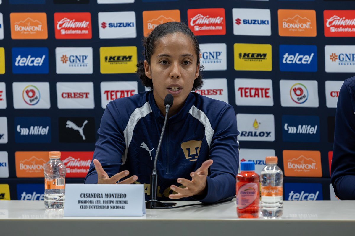 PumasMXFemenil's tweet photo. Rumbo a la Jornada 6, se realizó la conferencia de prensa con Casandra Montero, Wendy Toledo, Cristina Torres y Roberto Medina quienes expresaron sus sensaciones sobre el equipo previo al clásico capitalino.🎙️

🔗 Entérate de todo lo que dijeron, aquí ▶️ https://t.co/5Mui4jdAjx https://t.co/sZwD69RxIJ