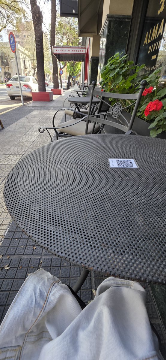 gl_maxi's tweet photo. Me senté en este café tipo parisino frente al consulado de Italia, 45 min y nadie salio a atenderme, las sillas muy cómodas, al menos disfrute una pausa gratis https://t.co/UcXbKS5KvY