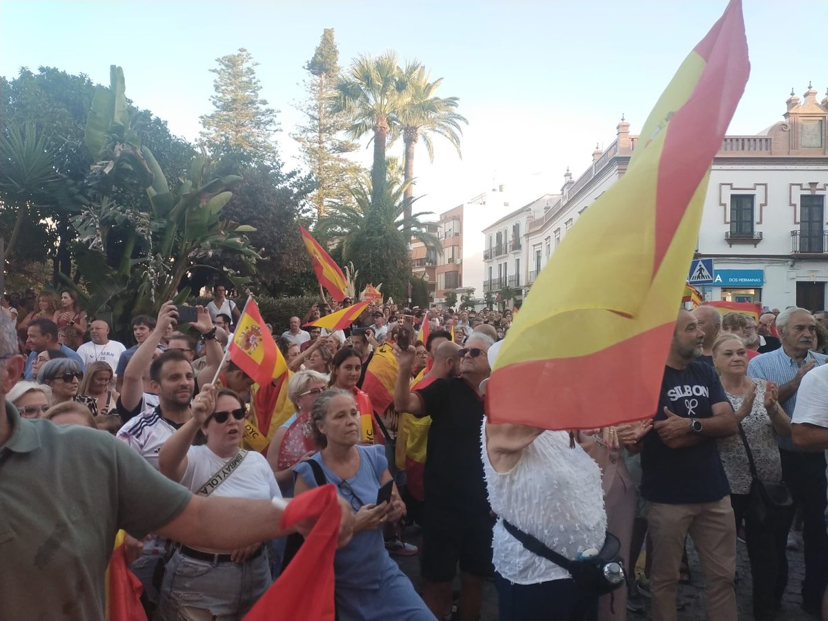 TrashorrasVOX's tweet photo. El pueblo nazareno acude masivamente a la llamada en defensa de #CeutaEsEspaña reclamando la dimisión del #GobiernoCriminalCorruptoMentirosoYMafioso 
Ceuta NO se vende, Ceuta se defiende 
En todos los pueblos, plazas y calles el grito es 1️⃣ #CeutaNoEstáSola https://t.co/J4qyspnCiU