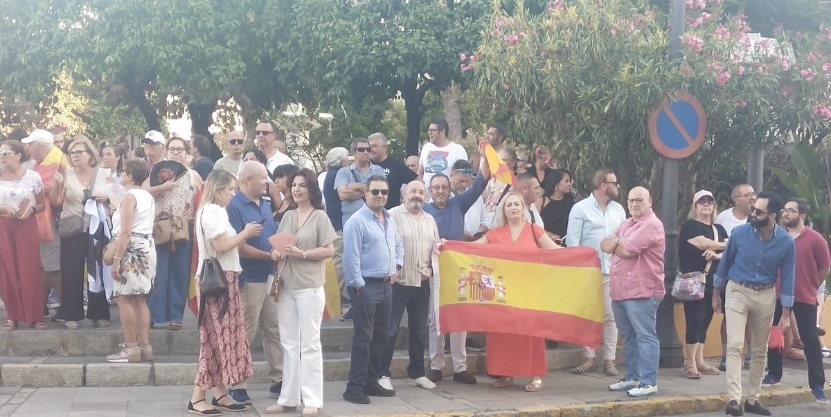 TrashorrasVOX's tweet photo. El pueblo nazareno acude masivamente a la llamada en defensa de #CeutaEsEspaña reclamando la dimisión del #GobiernoCriminalCorruptoMentirosoYMafioso 
Ceuta NO se vende, Ceuta se defiende 
En todos los pueblos, plazas y calles el grito es 1️⃣ #CeutaNoEstáSola https://t.co/J4qyspnCiU