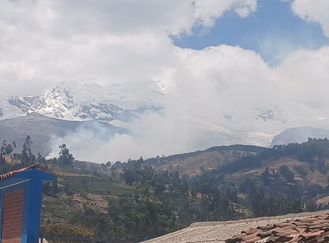 COENPeru's tweet photo. 📢 Áncash: esta mañana inició un #IncendioForestal en el sector Ocsha-Cotu, distrito #Shilla, provincia Carhuaz. Municipio distrital y pobladores de la zona realizan los trabajos de control y extinción del fuego, que se mantiene activo. Gobierno local ejecuta la #EDAN. https://t.co/cB9IJppJPv