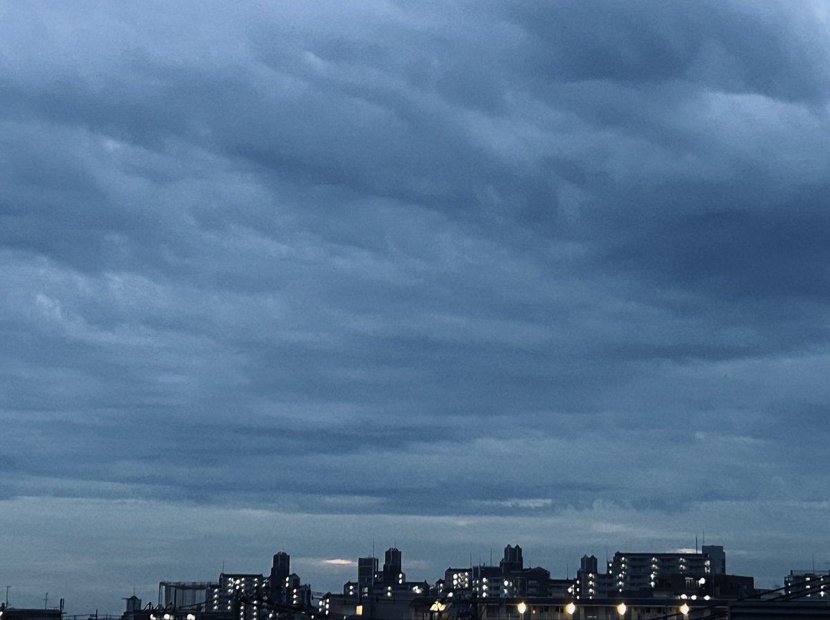 dora1drumsko's tweet photo. おはようございます☀
雲が厚いですね〜☁️
雨は夕方からみたいですが、今にも降り出しそうな空ですʕ⁎̯͡⁎ʔ༄ https://t.co/BSzt3yswrA