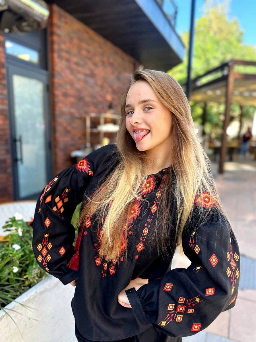 VNehurenko's tweet photo. Radiant ✨
#BlackAndRed 
#PatternDetails 
#SunnyDayFit 
#GoldenHour

https://t.co/kldOyzx1f8 https://t.co/WmLG1StWkS