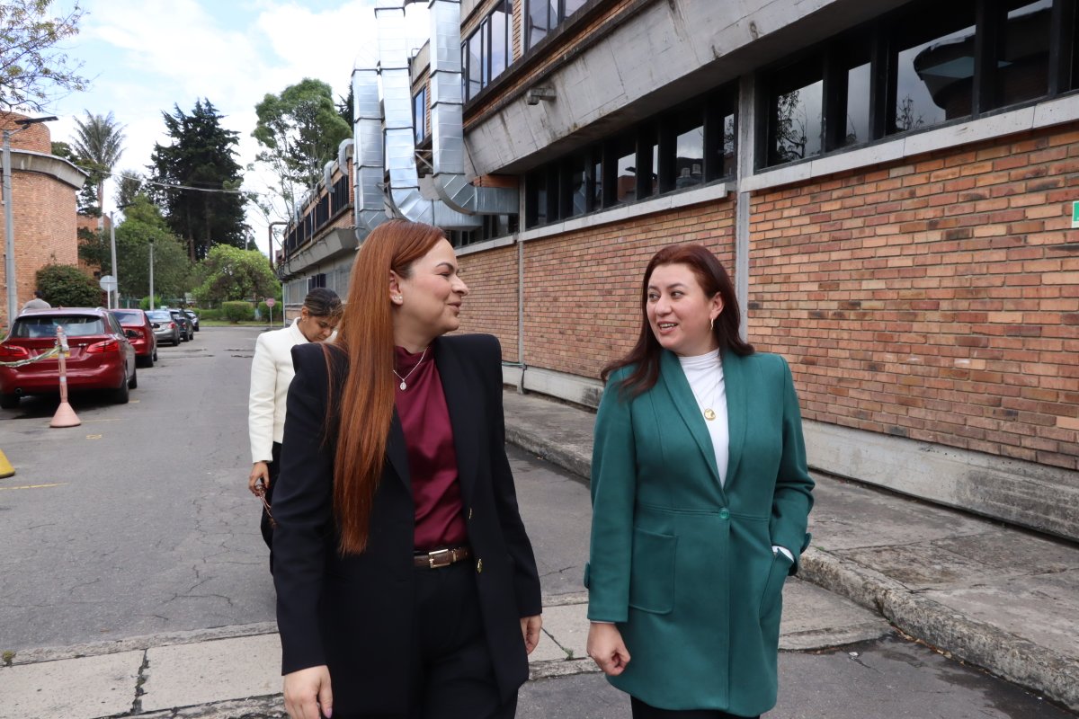 INSColombia's tweet photo. ✅ Las directoras del INS, Zulma Cucunubá, y del Invima Colombia Sindy Pohola Pulgarín, se reunieron para fortalecer el trabajo conjunto entre ambas entidades y avanzar en proyectos estratégicos para la salud pública del país. 🏥🤝 https://t.co/UvP1HunMJV