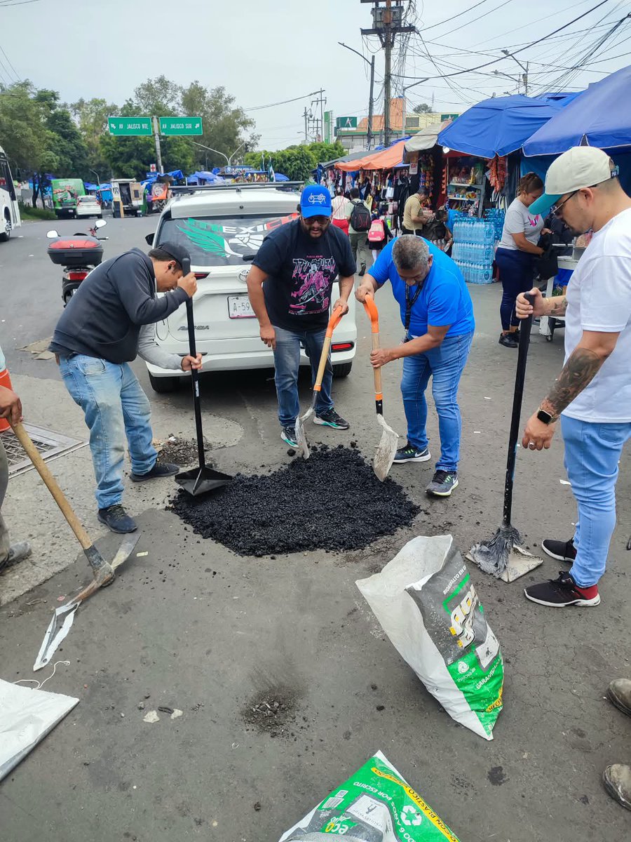 MhGobierno's tweet photo. La Dirección de Gobierno, con apoyo de diversas áreas y por instrucciones de nuestro Alcalde @mauriciotabe, continúa con el programa #AntiBachesMH en la colonia Tacubaya.

Seguimos trabajando por calles más seguras y transitables para nuestras vecinas y vecinos. 🚧. https://t.co/S4KbuhMGPG