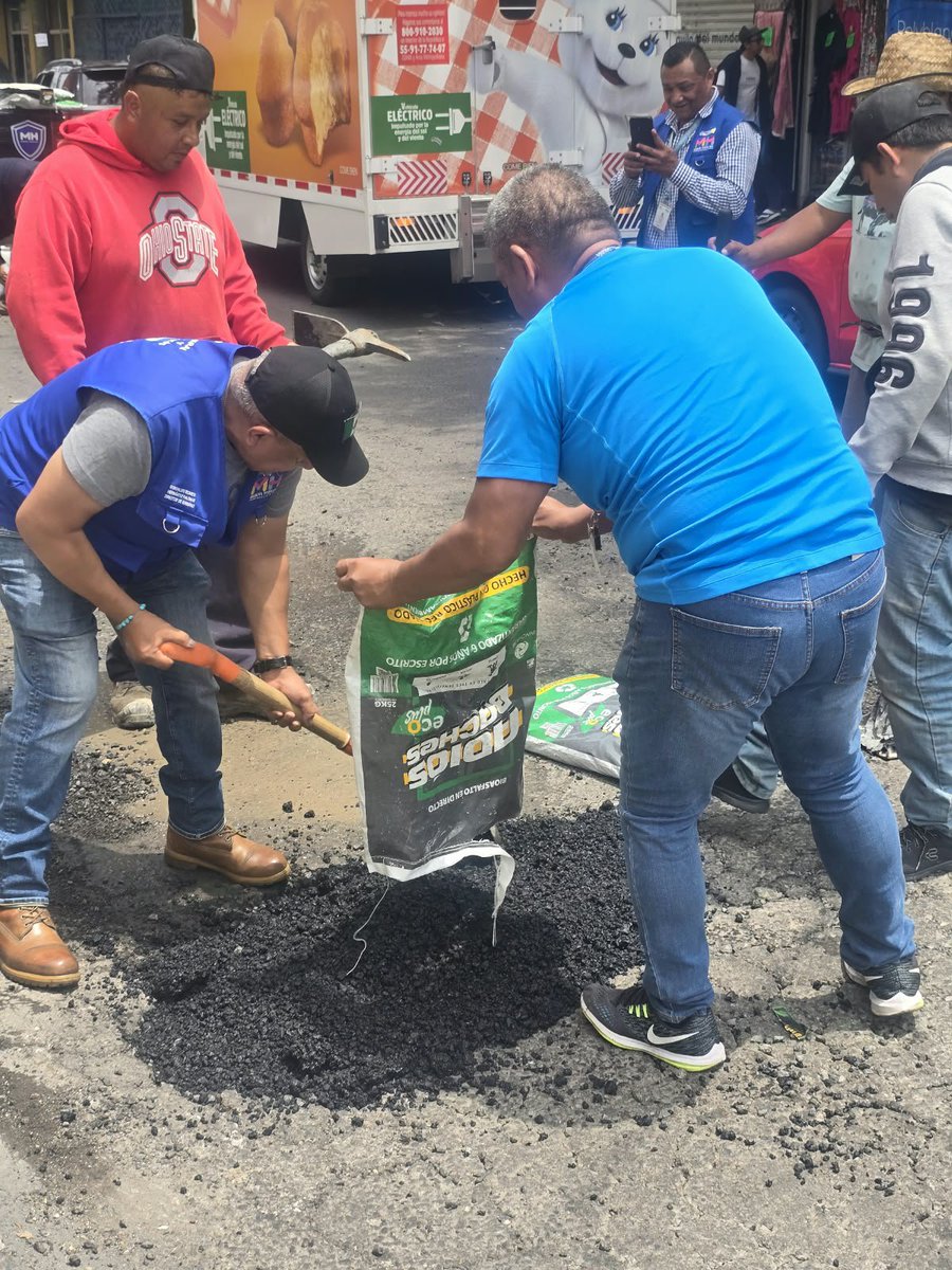 MhGobierno's tweet photo. La Dirección de Gobierno, con apoyo de diversas áreas y por instrucciones de nuestro Alcalde @mauriciotabe, continúa con el programa #AntiBachesMH en la colonia Tacubaya.

Seguimos trabajando por calles más seguras y transitables para nuestras vecinas y vecinos. 🚧. https://t.co/S4KbuhMGPG