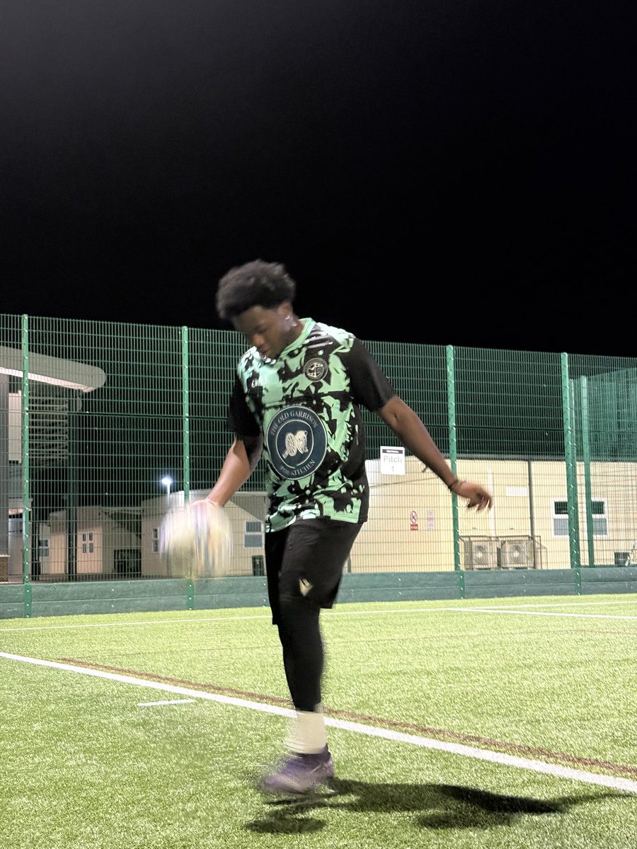 ShoeburyTownFC's tweet photo. 📸 A few shots from tonight’s session.

The work is done and the lads are ready for Friday’s test against @BurnhamRamRes . 💪⚽️

Focus now turns to matchday. 🖤💚

Bring on Friday. 👊

#UPTHETOWN https://t.co/5D0OOiSGBA