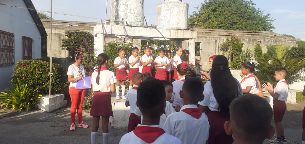 CCOMNVICTORIA's tweet photo. Ls Casa de cultura de la Victoria junto a la Escuela Primaria del poblado celebro el acto de inicio de curso con un festival de poesía  entre otras actividades y juegos de participación  para alegrar la mañana en este día tan esperado por todos. https://t.co/6tzWx8buWa