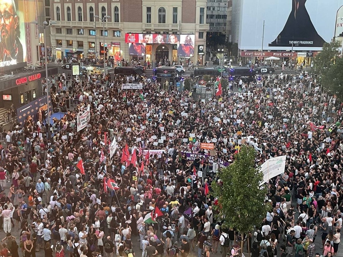 BraisRomanino's tweet photo. Hoy en Madrid: contra el racismo, contra los gobiernos que promueven la crueldad fronteriza y en apoyo a todas las personas migrantes. También con la gente trabajadora y solidaria que da la cara en Ceuta, pese al abandono del gobierno progresista y la manipulación derechista. https://t.co/FcNeneRmxp