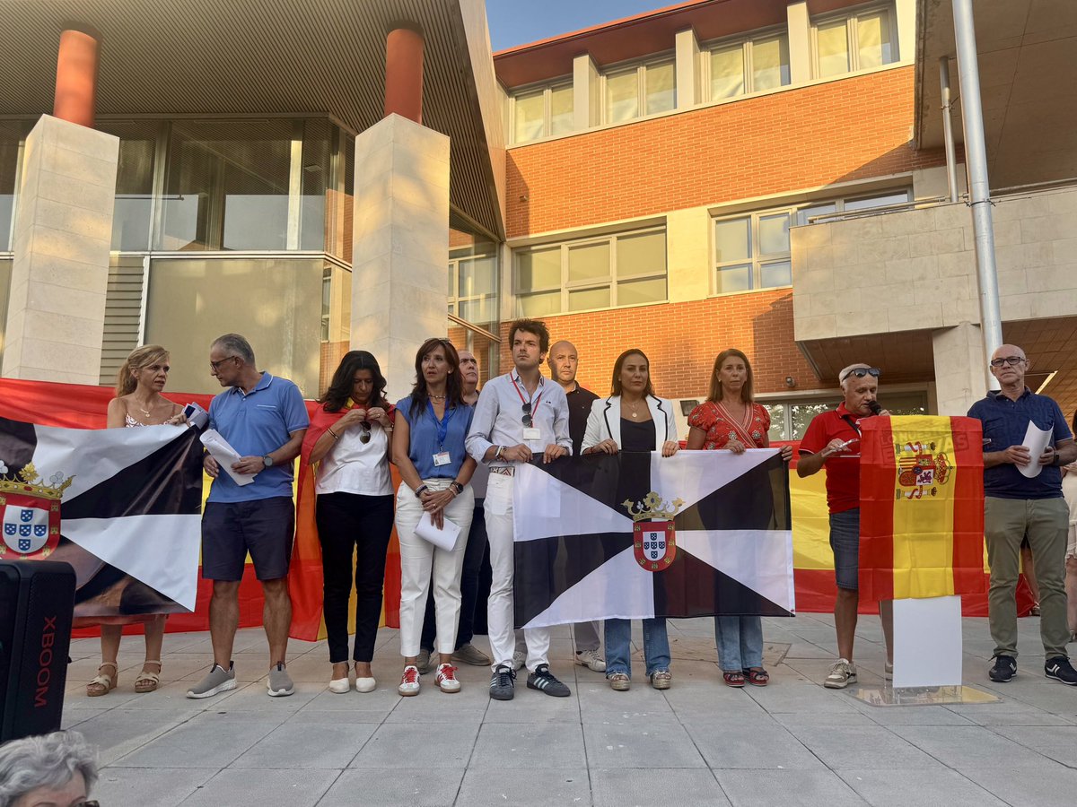 PPopular_Rivas's tweet photo. RIVAS CON CEUTA ❤️‍🩹🇪🇸.

Gracias, vecinos ripenses. Hoy Rivas ha demostrado estar a la altura a la que, por desgracia, no han sabido estar ni su alcaldesa ni su ayuntamiento.

Ceuta no se rinde, y ni los ripenses ni el resto de españoles os vamos a dejar solos ❤️ https://t.co/lURuikW8DG