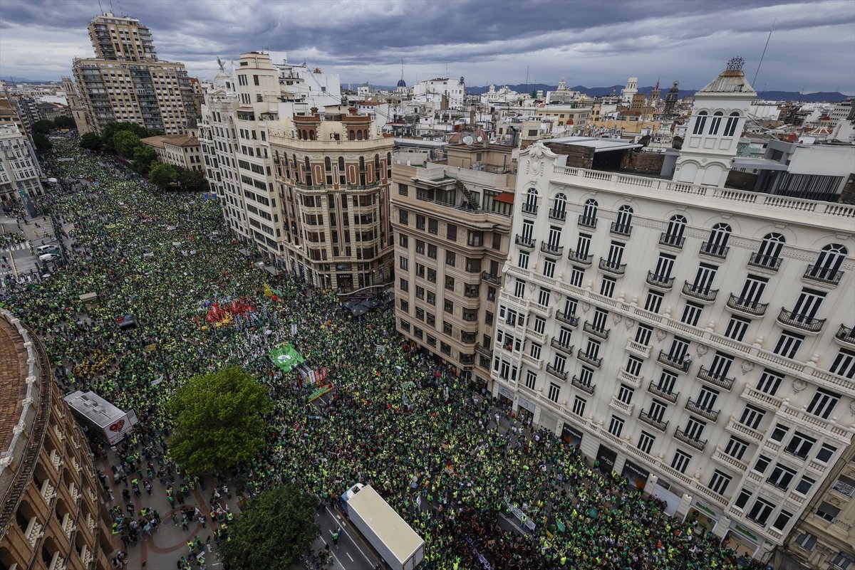JMLladro's tweet photo. En estas dos manifestaciones (DANA y Educación) la tele pública valenciana NO hizo conexión en directo.

En la de hoy, convocada por PP y VOX, sí.

Volvemos a los tiempos oscuros de Canal 9. https://t.co/GLoMxwvL66