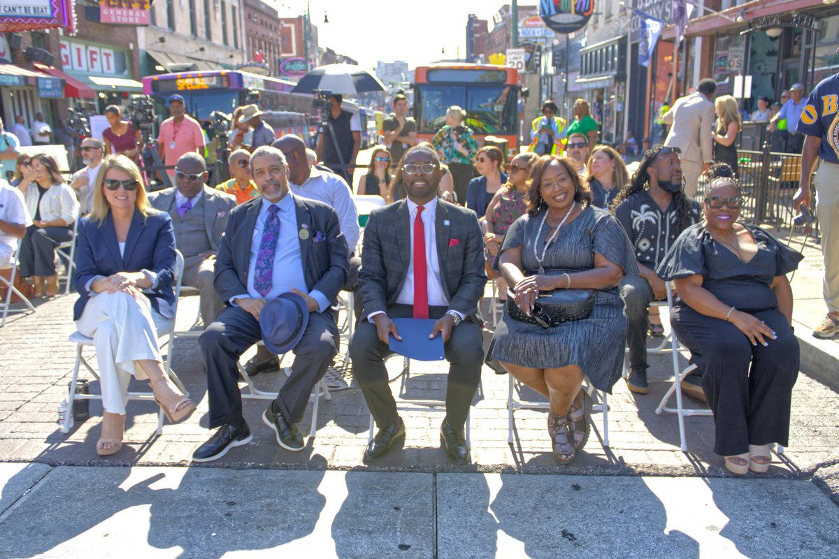 MEM_Council's tweet photo. This morning, Memphis City Council members joined @RideMATA in unveiling 8 of the 56 new buses that will soon be in service! This is part of a nearly $50 million investment to revitalize the city's public transit system.

#Memphis #CityofMemphis https://t.co/TeoMliheol