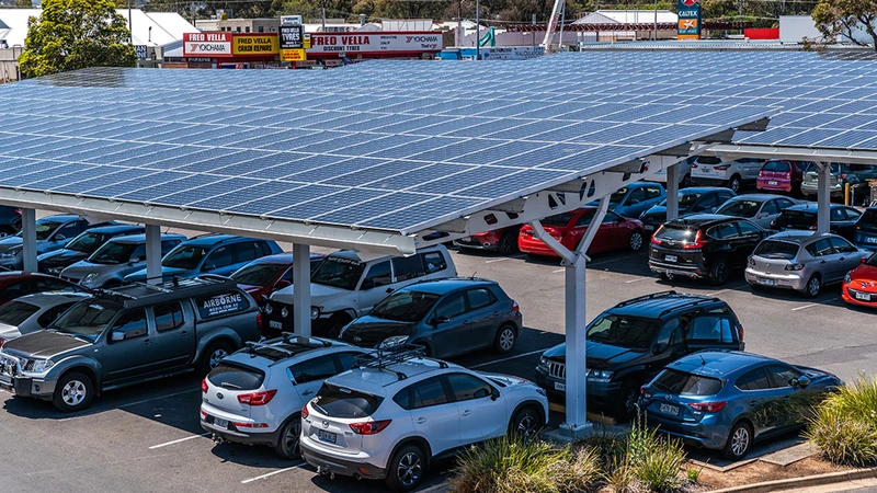 ONVentura's tweet photo. Sebastián, otra cosa que se podría hacer también es que las grandes superficies tengan estacionamientos techados donde los techos soportan los paneles solares. De esa forma se obtienen tres objetivos:

1. Más lugares protegidos para los automóviles
2. Generación de energía eléctrica barata que puede financiar los pagos de la inversión.
3. Puntos de carga para autos eléctricos. Lo dejás estacionado mientras comprás y, de paso, se va cargando con energía solar.

Win win.