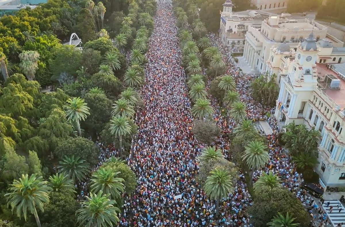 MaestritaM's tweet photo. Málaga. Luego diréis que somos cinco o seis. https://t.co/6xLLphQBkt