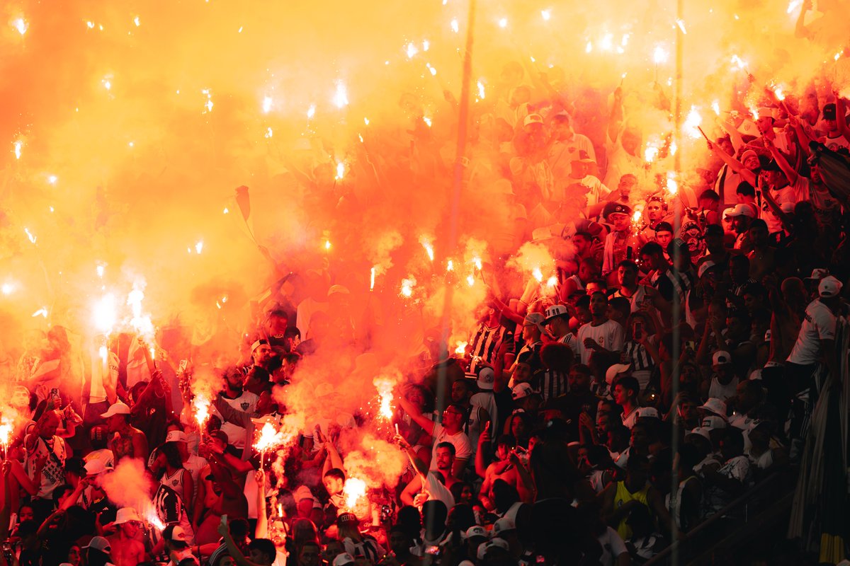 RBalta1's tweet photo. Clima absurdo ontem na Arena. Mas as fotos não vão pro Orkut, o estádio não fica na Pampulha, não serve. https://t.co/B3zZ73JrtO