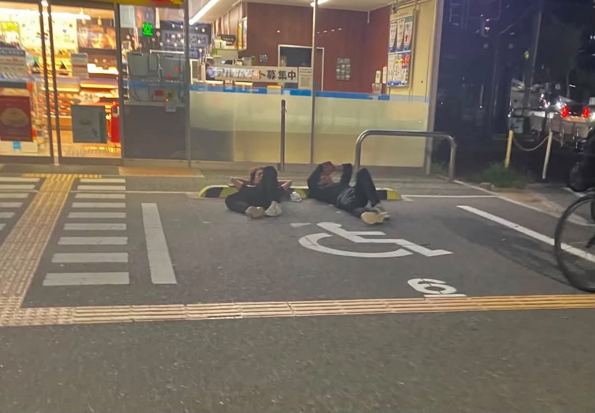 0915_taka_'s tweet photo. 障害者用スペースだから使い方間違えてはないｗ https://t.co/q5c3wDBozg