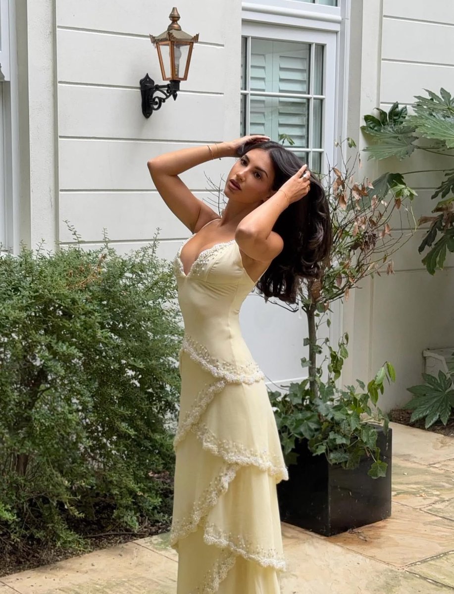 Vogue_Fashion0's tweet photo. هالفستان الأنيق
من براند House Of CB…🍒 https://t.co/DlTVE3ApZo