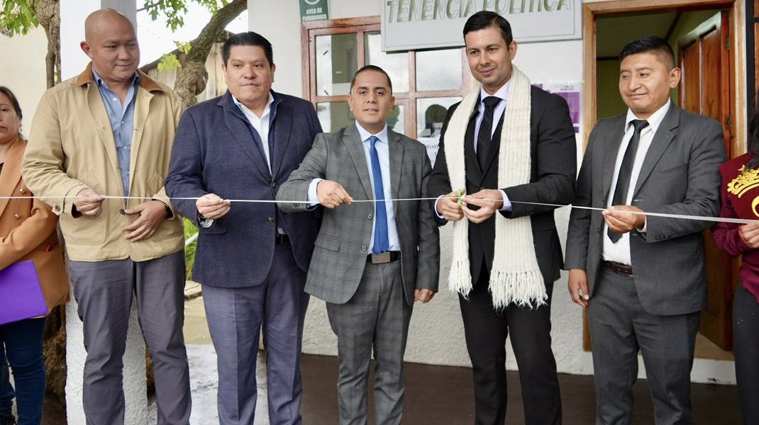 MIT_Ecuador's tweet photo. Más oportunidades digitales llegan a la parroquia Jerusalén, en el cantón Biblián.

El viceministro de Tecnologías de la Información y Comunicación, @Ricardo__Guti, inauguró un nuevo Punto Digital Gratuito (PDG), un espacio que acerca internet, capacitación y herramientas tecnológicas a la ciudadanía.

El centro cuenta con una sala de computación con acceso a internet y otra para capacitaciones grupales. 
💰 Inversión: USD 19 mil.
✅Más de 1.600 habitantes beneficiados. 

Con este nuevo PDG, Cañar cuenta con 15 espacios digitales gratuitos, donde la ciudadanía puede acceder a más de 450 temáticas de capacitación, aprendizaje, trámites y oportunidades de desarrollo. 📲