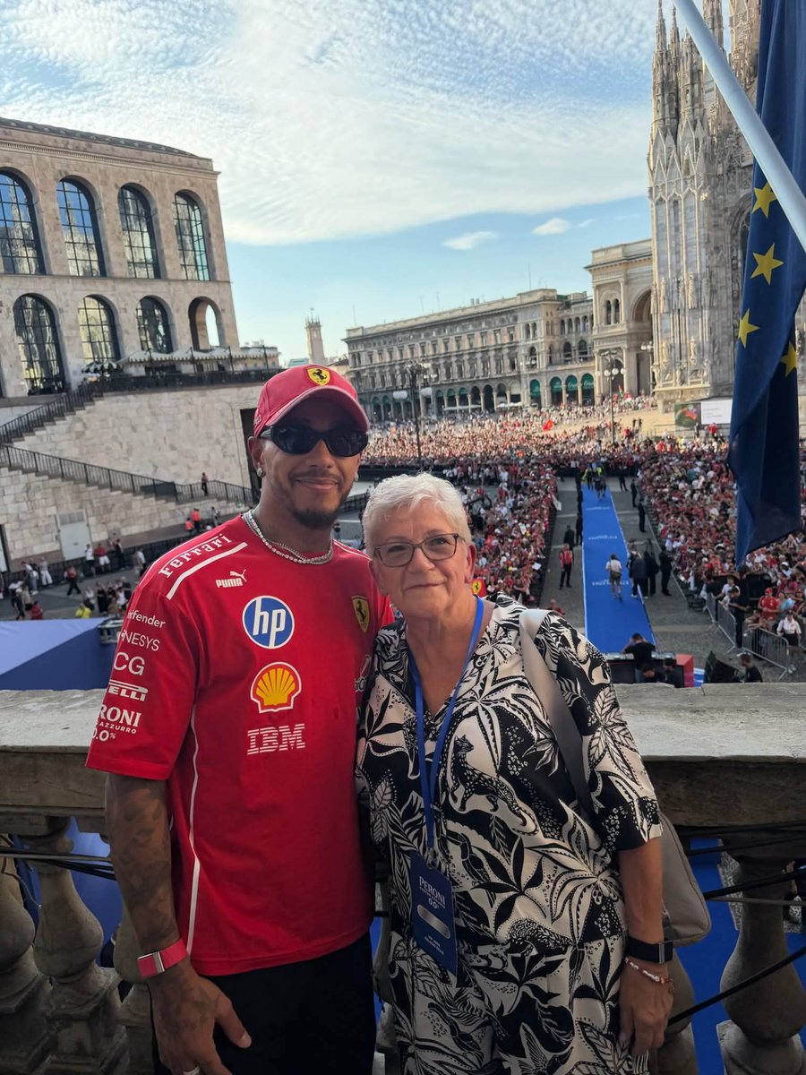 LewisHa88193030's tweet photo. 😍 Lewis Hamilton: "Mia madre conmigo en Italia" 🇮🇹😍😎🤌🏻
#formula365 #F1 #raceweek #ItalianGP #monza #ferrari #lewishamilton https://t.co/NHaMsjOzsT