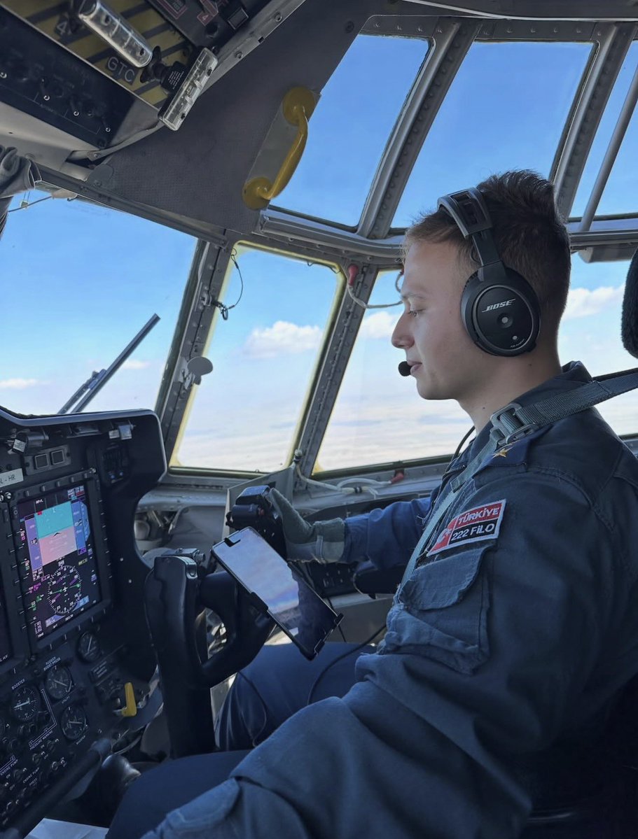 noopmedya's tweet photo. Şehit Pilot Cüneyt Kandemir’in eşi Defne Kandemir, Medine ziyaretinde yaşadıklarını anlattı:

🔹 Kâbe’ye geldiğimde eşime dua ettikçe hissiyatlar aradım. Gün geçtikçe daha az ağladım, daha çok dua ettim. Oraların sosyokültürel yapısına değil, sadece dini yönüne odaklandım.

🔹 Ravza’ya gittiğimde ise çok garip bir şey yaşadım. Peygamberimizin kabri ile minberi arası cennet bahçesi olarak bilinir. Hiç bilmeden kalabalık içinde girdim ve polisin yönlendirmesiyle bir yere geçip gözlerimi kapatıp şükür namazına başladım.

🔹 Cennette eşimle beraber olduğumu hayal ediyordum. O anlarda sağ omzuma 4-5 kez dokunuldu. Sağımda oturan umre arkadaşım Aslı olduğunu düşündüm.

🔹 Gözlerimi açtığımda arkalarda oturan Fatma abla, “Defne çok şanslısın, tam solunda Peygamber Efendimizin kabri var,” dedi. Hemen soluma döndüm şaşkınlıkla. Evet, yanımdaydı. Sağda minberi de gördüm. Söz konusu cennet bahçesi orasıydı.

🔹 Bizi dışarı çıkardılar. Ardından Aslı’ya dedim ki, “Niye bana değip durdun, hayalimin ortasında Cüneyt dokunmuş gibi hissettirdin?” dedim ve güldüm.

🔹 “Abla, vallahi ben hiç dokunmadım sana. Aramızda mesafe vardı zaten, değemem ki,” dedi.

🔹 Aklıma her zaman Canan annemle ettiğimiz şu dua geldi: “Allah’ım, Cüneyt en güzel cennet bahçelerinde olsun, Peygamber Efendimize komşu olsun.”

🔹 Yüzümde bir gülümseme, umre arkadaşlarım şaşkın ve duygusal… Solumda Peygamber Efendimizi, sağımda ise eşimi hissetmek çok güzeldi.