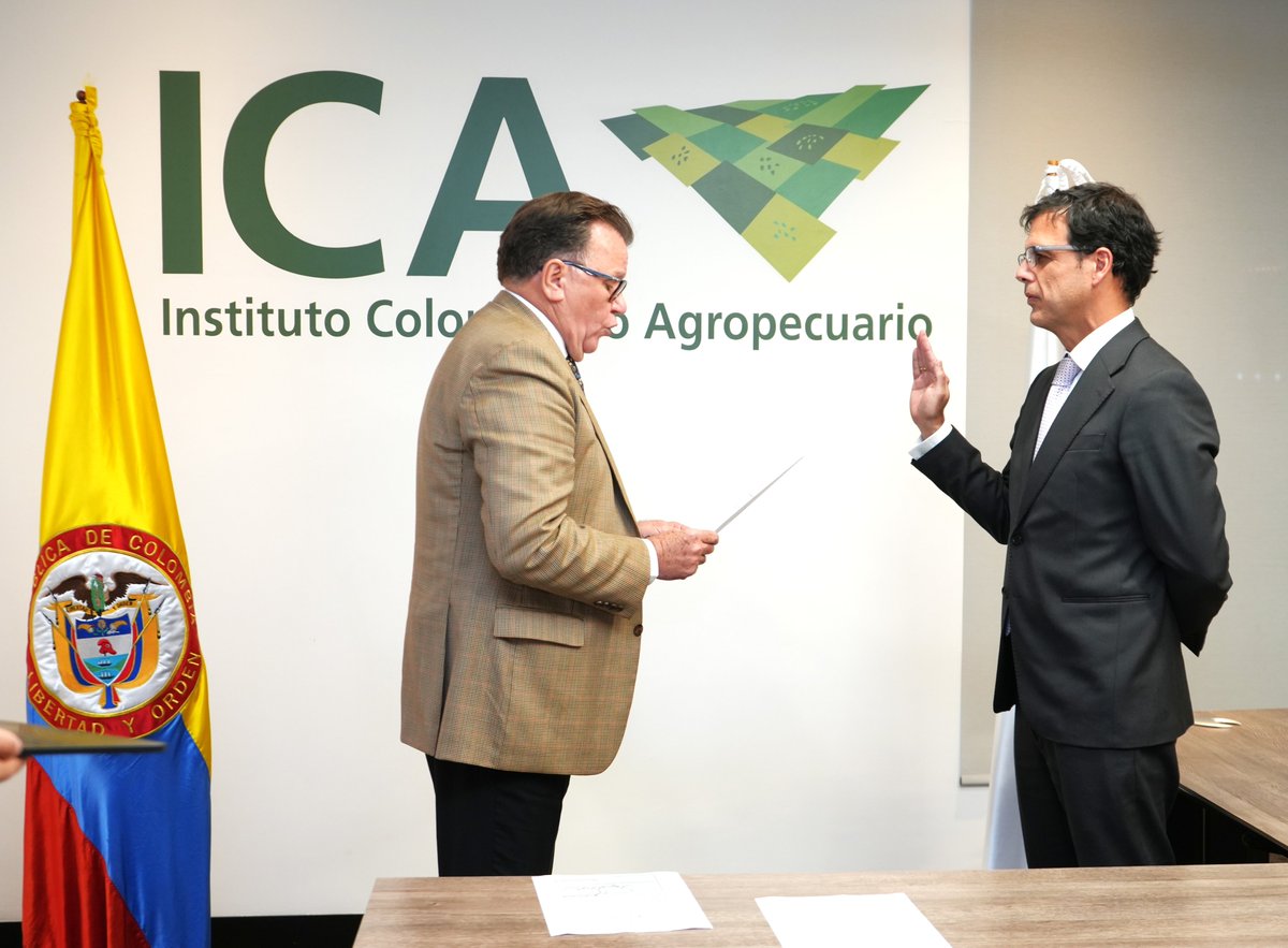ICACOLOMBIA's tweet photo. Nuevo liderazgo en el ICA para proteger el campo colombiano. 💪🏽🌿🐮

El ministro de Agricultura y Desarrollo Rural, Indalecio Dangond Baquero, posesionó a Carlos Eduardo Campo Cuello como nuevo gerente general del Instituto Colombiano Agropecuario (ICA), con una misión clara: fortalecer la sanidad agropecuaria, proteger la producción nacional, elevar la competitividad y abrir nuevas oportunidades de mercado para los productores colombianos.📝

Su experiencia en desarrollo rural, articulación institucional, cooperación internacional e innovación, llega al Instituto para fortalecer el campo colombiano. 🇨🇴

🔗 https://t.co/IU3wqWTpzM
