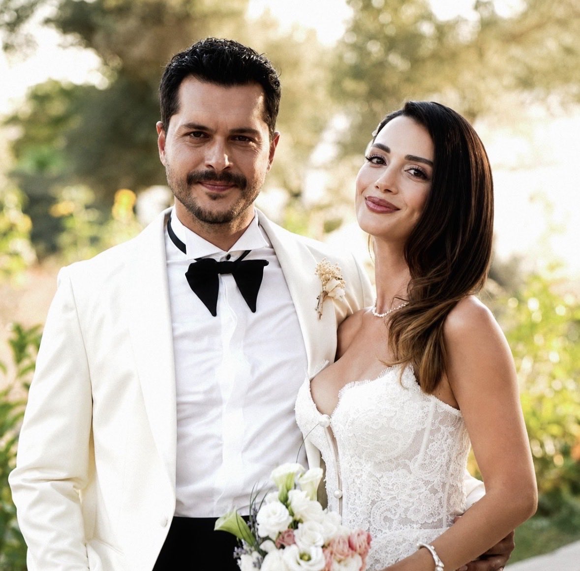 leyliverda's tweet photo. Çiftliğin her köşesi ve her bireyi, tatlı kavgaları, şen kahkahaları ve doyamadığımız o “ahır ve kahır arasında” yeşeren aşkı ile bizlere çok özleyeceğimiz bir yaz dizisi armağan ettiniz. Emeği geçen herkese teşekkürler. 

Çok sevdik, hoşça kalın 🥀

Keçilik ‘2026  #DoğanınKanunu https://t.co/drAX7Siwc3