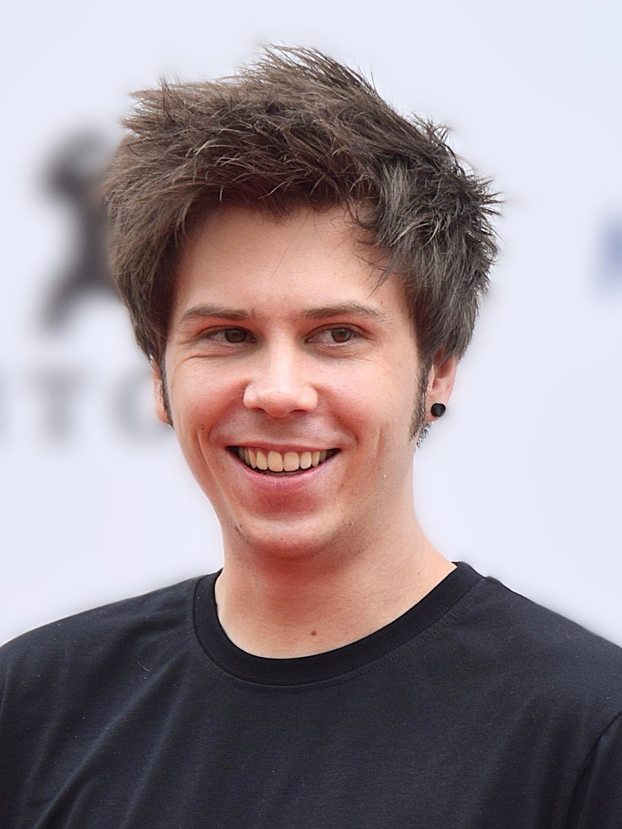 RstarArabic's tweet photo. شاهد اليوتيوبر «El Rubius» ما يقارب 3 ساعات من لعبة Grand Theft Auto 6 عند زيارته لأستوديو روكستار نورث، إليكم ملخص ما رآه:

قال أنه شاهد روب نيلسون رئيس التطوير في روكستار يقوم بإطلاق النار على رأس أحد الـNPCs باستخدام بندقية شوزن، وتطاير رأسه بالكامل حتى أنه لم يكن متأكدًا مما إذا كان هذا المستوى من الدموية سيصل إلى النسخة النهائية من اللعبة.

وذكر أنه يمكنك إخفاء الجثث داخل صناديق السيارات كما يستطيع جيسون ولوسيا الدخول إلى الصناديق والاختباء بداخلها.

اصطحب روب نيلسون شخصية لوسيا وجيسون إلى فندق قابل للاستكشاف بالكامل وتجول بها في الردهة واستخدم المصعد للوصول إلى السطح دون شاشة تحميل، وبالصدفة كانت هناك مروحية فقاموا بسرقتها.

يمكنك سرقة متاجر المجوهرات خارج مهمات القصة وأظهرت الخريطة ثلاثية الأبعاد أن أحد المتاجر يحتوي على غنائم تتراوح قيمتها بين $15,000 و$40,000، كما كشفت عن المداخل التي يمكن استخدامها للتخطيط للسرقة.

قام نيلسون بتفتيش مكتب أحد الموظفين، وعثروا على رمز الخزنة وفتحوها وكان عليهم التقاط كل سبيكة ذهب وكل ألماسة وكل رزمة نقود واحدة تلو الأخرى، وحتى سجلات النقود في محطات الوقود يتم إفراغها ورقة نقدية تلو الأخرى.

يقول «Rubius» إن أحد التقنين في روكستار أخبره بأن الخريطة أكبر بحوالي 3 مرات من خريطة Red Dead Redemption 2 وقد رأى الخريطة لفترة وجيزة ويقول إنها بدت كجزيرة من دون القسم الشمالي الذي ترددت حوله الشائعات.

النسخة التي رآها «Rubius» لم تتضمن منظور الشخص الأول، وأخبره روب أن المنظور لم تتم إضافته «في الوقت الحالي» ما يعني أن هذا الأمر لا يزال قابلًا للتغيير قبل الإصدار.

بعد أن أقلعت لوسيا بالمروحية المسروقة أرسل جيسون لها رسالة نصية تقول: «مهلًا، ألستِ ناسية شيئًا؟»، بعدما تركته خلفها عقب عملية سرقة.

ترك جيسون أو لوسيا خلفك أثناء تبادل إطلاق النار قد يجعلهما غاضبين منك، ويقول «Rubius» إن علاقتهما ببعضهما يمكن أن تؤثر لاحقًا على مدى تعاونهما وكفاءتهما أثناء عمليات السرقة.

أوقفهما رجل تمامًا في الشارع وتوسل إليهما لإيصاله إلى منزله ومساعدته أدت إلى بدء مهمة تتضمن مكافأة ومشهدًا سينمائيًا.

يمكن للاعبين قيادة السكوترات الكهربائية وركل المارة أثناء الحركة وفي السيارات، يستطيع جيسون فتح باب السائق بشكل مفاجئ لضرب الأشخاص أو السيارات الأخرى.

يمكنك طلب الإذن من أصحاب الكلاب لمداعبة كلابهم ولكن بعض أصحاب الكلاب أو الكلاب نفسها قد ترفض وشاهد «Rubius» ذراع جيسون وهي تدفع فعليًا باتجاه مقود أحد الكلاب أثناء مروره بجانبها.

تتغير حشود الشاطئ حسب الوقت من اليوم كما تتشكل آثار أقدام الشخصيات على الرمال وتتطاير الأشياء الصغيرة مثل الهواتف والنظارات عندما يتعرض الـNPCs للضرب.