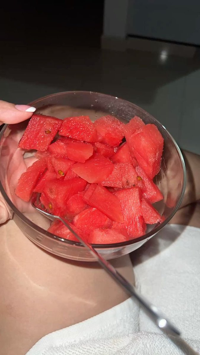 ClaudiaNurs's tweet photo. 🍉 Why Men Should Eat More Watermelon

Watermelon isn’t just a refreshing fruit. It can be a great addition to a healthy diet:

• 💧 Keeps you hydrated — it’s about 92% water
• ❤️ Supports healthy blood circulation
• 🍆 Its natural citrulline content may support erectile function by promoting healthy blood flow
• 🧬 Provides lycopene and other antioxidants
• 🏃 May support muscle recovery after exercise
• ⚖️ Low in calories and naturally sweet

One important fact: Watermelon is not proven to significantly increase testosterone or male fertility.

Eat it as part of an overall healthy diet—not as a “magic” sexual-health remedy.