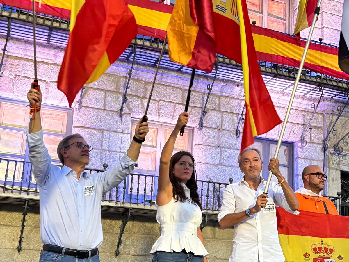 vox_mdc's tweet photo. 🇪🇸 Hoy, desde el Ayuntamiento de Medina del Campo, nos hemos concentrado junto a miles de españoles en defensa de Ceuta, de nuestras fronteras y de la soberanía nacional.

Ceuta no se vende. Ceuta se defiende.

Porque defender Ceuta es defender España.

#CeutaNoSeVende https://t.co/3vcwfKtEp5