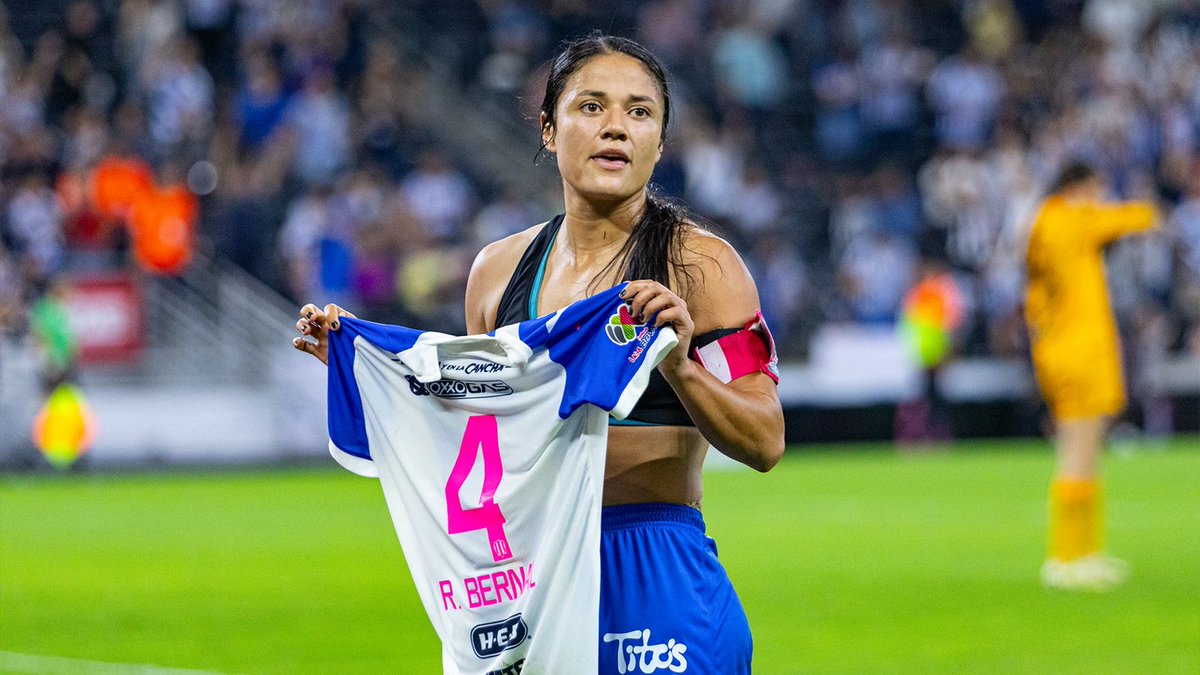 Rayadas's tweet photo. De la historia Rayada a hacer historia para México. 💙🇲🇽

Nuestra histórica “C4pi” se convierte en la primera mexicana en jugar en la  primera división de la @BarclaysWSL y la primera jugadora surgida de la @LigaBBVAFemenil en emigrar a Europa.

¡Mucho éxito en este nuevo reto con el @ManUtdWomen, @rebecabr97! 👏🏼