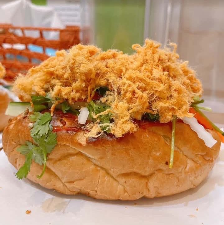 VietnamZannChan's tweet photo. 超ボリューム満点と話題の「バインミー」屋さん🇻🇳（ぜひ食べてみて😍）

上に山盛りに乗ってるのは、
チャーボン（chà bông）といいます。
豚肉を味付けして細かくほぐし、乾燥させたもので、ふわふわ・ほろほろした食感が特徴です。（田麩）

このバインミーが食べられるお店は、 https://t.co/GXda3zzU9I