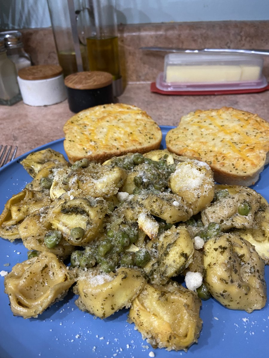 VitoTweeted's tweet photo. For tonight's #DynamiteDinner we've got a creamy pea and pesto baked tortellini with parmesan and cheesy garlic bread! #AEWDynamite
@AEW @TBSNetwork @HBOMax https://t.co/dpUqwH91jE