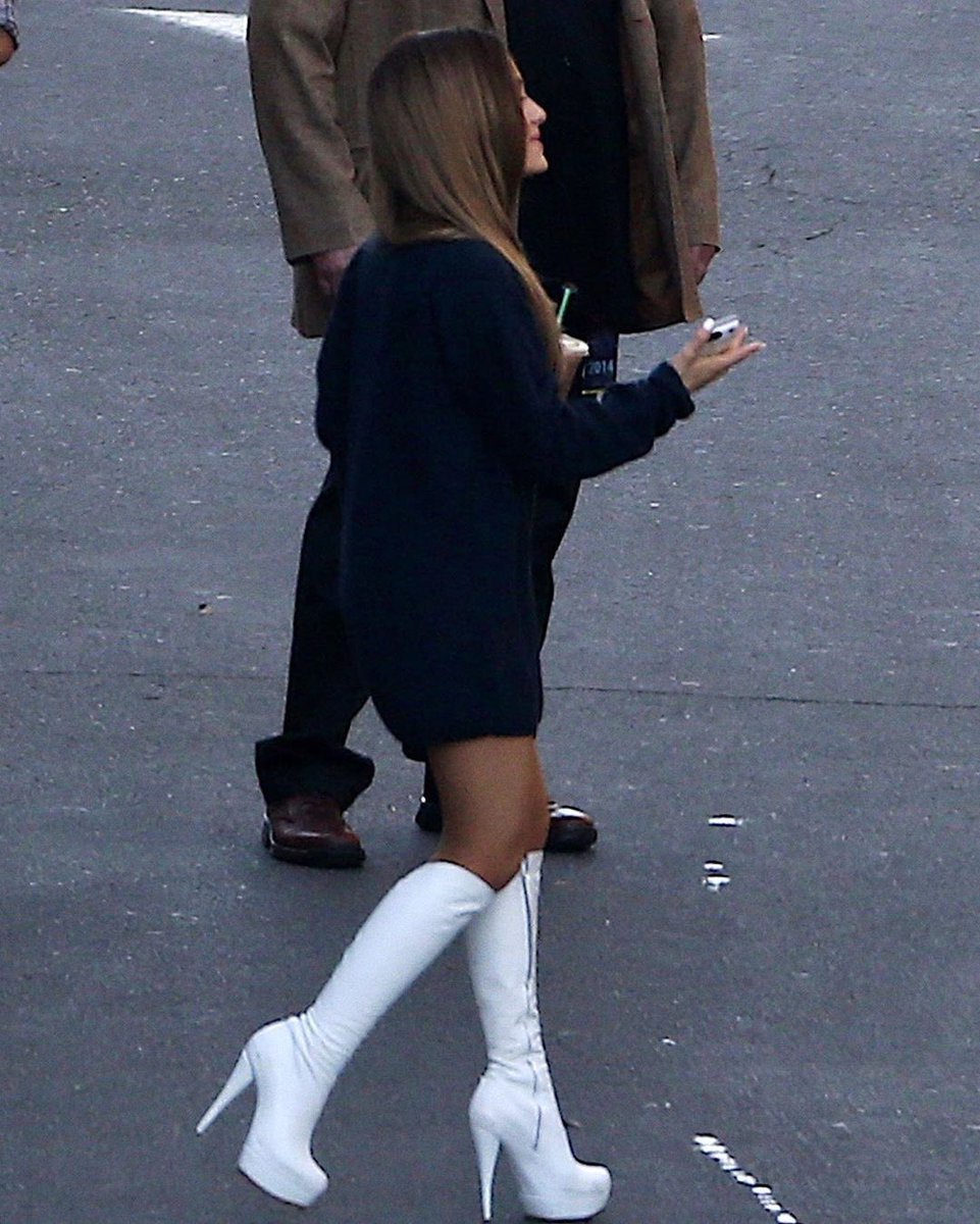 waitforariluv's tweet photo. we don’t talk about this ariana 2014 look enough https://t.co/5uyeGaV11R