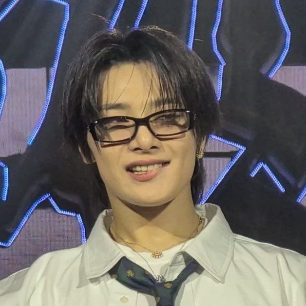 collisionlk's tweet photo. please put jeongin in glasses more often. please. please. please. Please https://t.co/xiFixNemBM