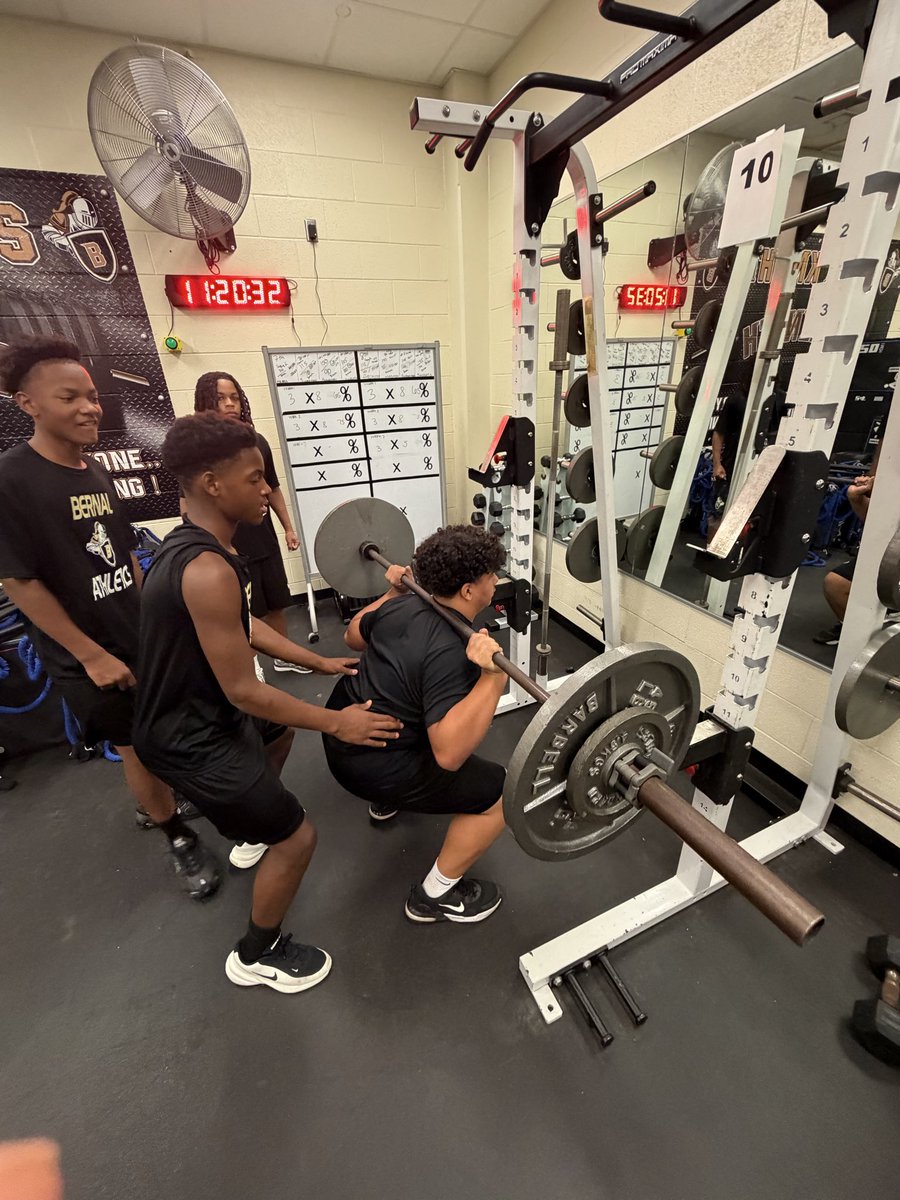 Coachduswehe's tweet photo. 8th Grade @BernalKnights putting in the work! 💪 https://t.co/HsMGrz7cDr