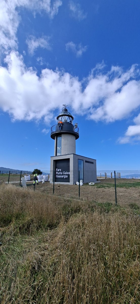 byronflopy's tweet photo. El #FarodePuntaGalea (Getxo) se renueva pq el anterior quedó muy retrasado respecto al acantilado y en una propiedad privada. La nueva torre se coloca al borde del mar para maximizar su alcance óptico manteniendo la linterna del antiguo #faro #lighthouse #phare @FarosLos https://t.co/7IJUAbLXIr
