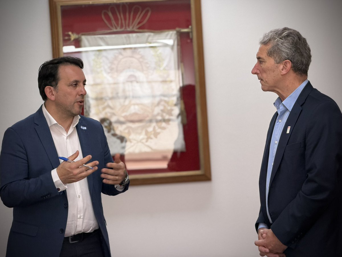 TadeoGZ's tweet photo. Firmamos un convenio con la @CruzRojaArg para llevar adelante la investigación “Crecer y Criar en la era digital”, impulsada por su Observatorio Humanitario.

El relevamiento se realizará en 21 escuelas secundarias de gestión estatal y privada y permitirá conocer, junto a estudiantes y familias, los usos, riesgos y el impacto de la tecnología en la salud mental.

Contar con esta información nos va a permitir mejorar el acompañamiento que hacemos desde las escuelas.