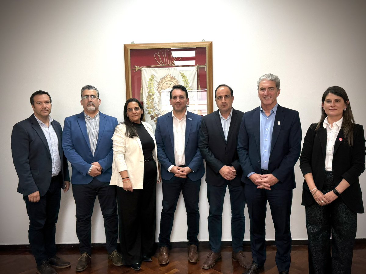 TadeoGZ's tweet photo. Firmamos un convenio con la @CruzRojaArg para llevar adelante la investigación “Crecer y Criar en la era digital”, impulsada por su Observatorio Humanitario.

El relevamiento se realizará en 21 escuelas secundarias de gestión estatal y privada y permitirá conocer, junto a estudiantes y familias, los usos, riesgos y el impacto de la tecnología en la salud mental.

Contar con esta información nos va a permitir mejorar el acompañamiento que hacemos desde las escuelas.