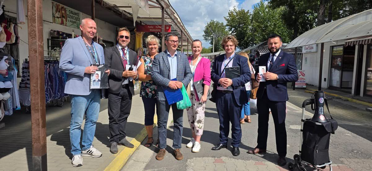 TIndyka's tweet photo. 🇵🇱❤️ Warszawa wspiera Kraków! ❤️🇵🇱

Dziś wspólne działanie  Korony Warszawa oraz Korony Warszawa „Wianuszek” wspierają kolegów z Krakowa i aktywnie włączają się w zbiórkę podpisów poparcia dla Michała Klimka, kandydata Konfederacji Korony Polskiej na Prezydenta Krakowa. 🇵🇱

🤝 Wspólnie działamy, wspólnie budujemy siłę Korony i pokazujemy, że możemy liczyć na siebie niezależnie od tego, w którym mieście działamy!

Dziękuję za wyjątkowy i pełny działania czas
Agnieszce  Kaczmarczyk
Ewie Wielgo, 
Władysław Bołoz, 
Konrad Kaczmarczyk, 
 oraz wszystkich osób, które od samego rana wspierają Koronę Kraków! 🇵🇱❤️

Warszawa jest z Wami! Razem możemy więcej! 💪🇵🇱

#KoronaKraków #KoronaWarszawa #KoronaWarszawaWianuszek #KonfederacjaKoronyPolskiej, #GrzegorzBraun
#tomaszindyka
#OdzyskajmyNiepodległość