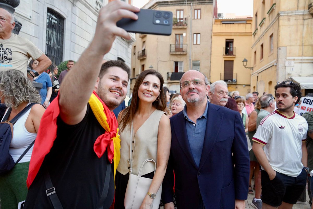 PPCatalunya's tweet photo. 🇪🇸 Desde Cataluña, con Ceuta.

Hoy, desde municipios de las cuatro provincias catalanas, alzamos la voz en apoyo al pueblo ceutí y en defensa de la integridad territorial de España.

Ceuta no se vende. Ceuta se defiende. https://t.co/bofaJCdkUl