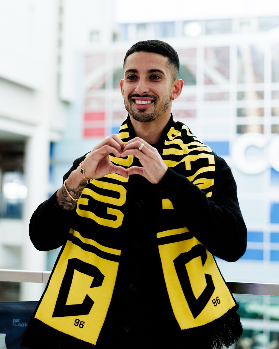 ColumbusCrew's tweet photo. Things you love to see: Santi in Black &amp; Gold 🖤💛 https://t.co/3DErnAkJ52