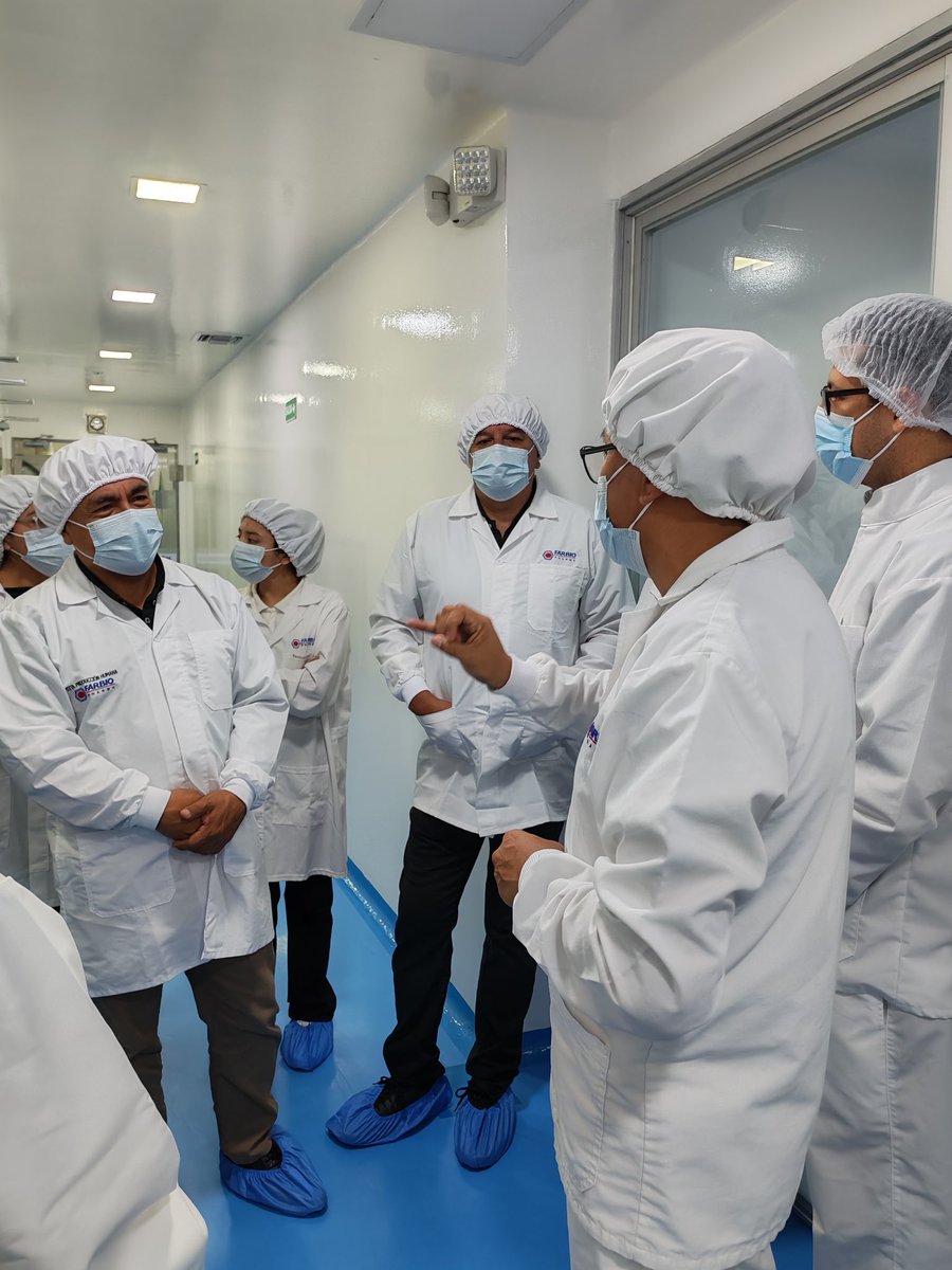 Arcsa_Ec's tweet photo. En un recorrido didáctico y participativo, los futuros profesionales conocieron de cerca los procesos de producción de formas farmacéuticas sólidas, como mezclado, secado, recubrimiento, tableteado y sacheteado, además de la preparación y control visual de cápsulas blandas. ⚙️💊 https://t.co/bNqj2p0cRe
