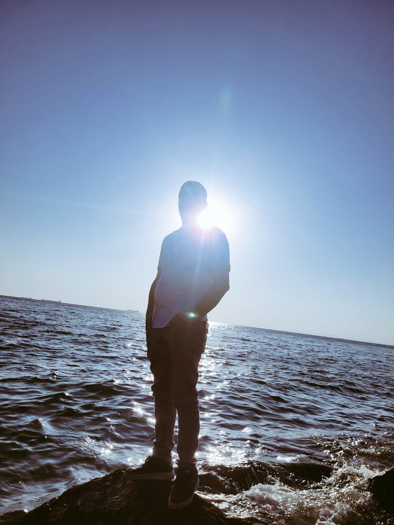 _ffirat's tweet photo. “Sinirleri yay gibi gerilmişken gülümsemesi, neşeli görünmesi gerekiyordu, bu sahte neşenin ne çabalara mal olduğunu, kendine hâkim olmak için her gün nasıl kahramanca bir güç harcadığını kimse anlamıyordu.”🕊

Stefan Zweig https://t.co/3UjgMrzUX6
